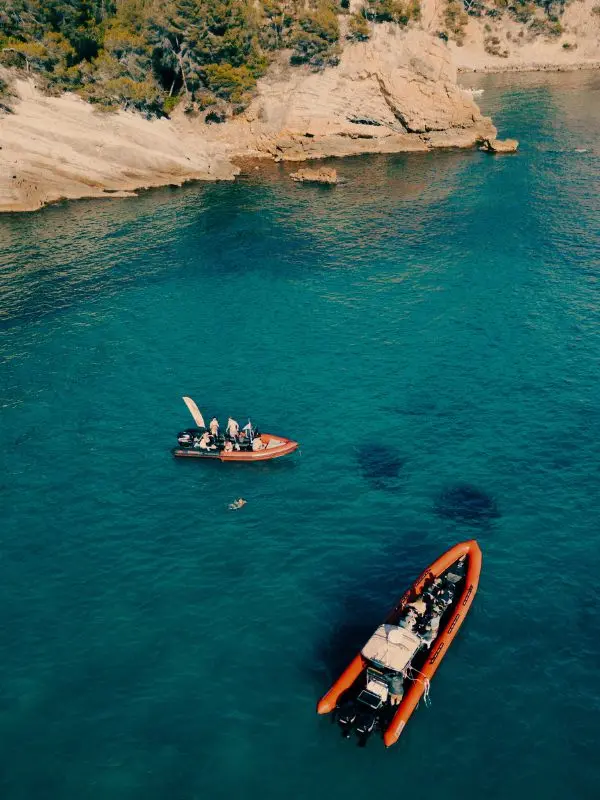 calanques-var-eau-turquoise-bateaux-sea-adventure Eaux turquoise des calanques du Var avec les bateaux Sea Adventure au mouillage