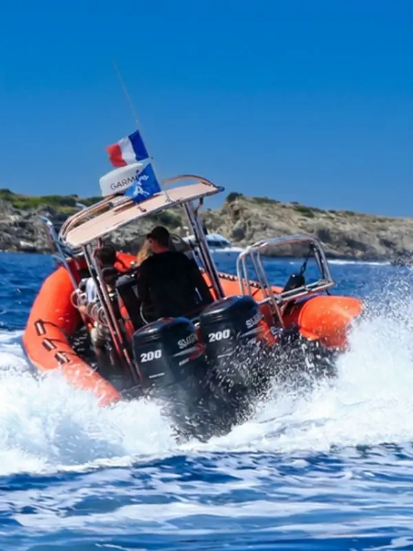 Vivez le Fun Tour Sea Adventure : 1h de fastboat sensations au départ du Brusc, entre l'archipel des Embiez, l'île de Bendor et la baie de Portissol. Réservez votre sortie.