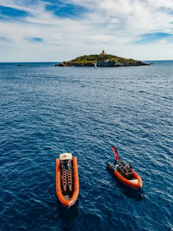 fun-tour-six-fours-iles-bateau-vue-aerienne-sea-adventure Vue aérienne des îles au large de Six-Fours et du bateau Sea Adventure pendant le Fun Tour