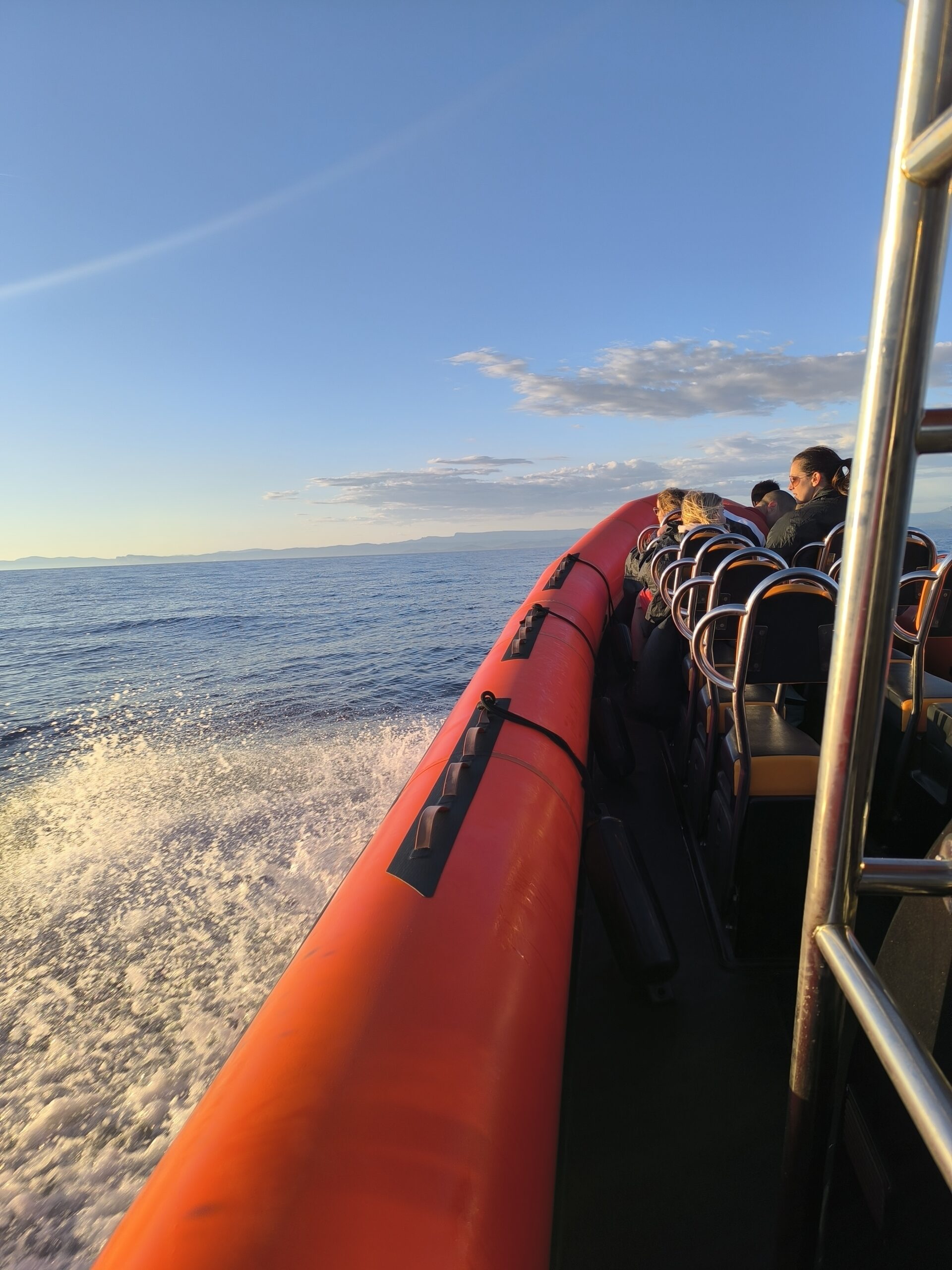 Famille profitant du calme à bord d'un bateau privatisé Sea Adventure lors d'une sortie en mer au départ du Brusc, Six-Fours-les-Plages (Var)